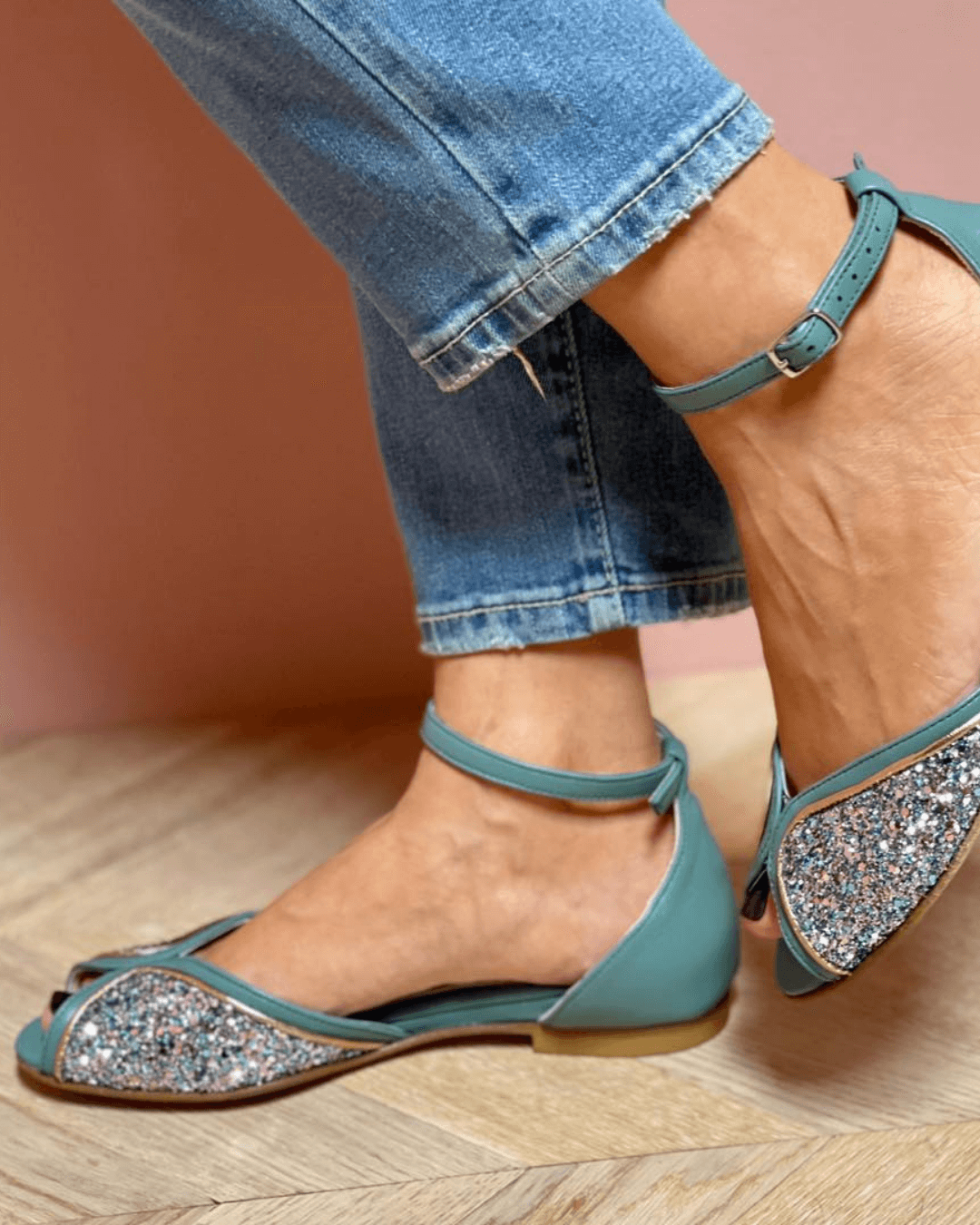 FLAT SANDAL WITH LUM