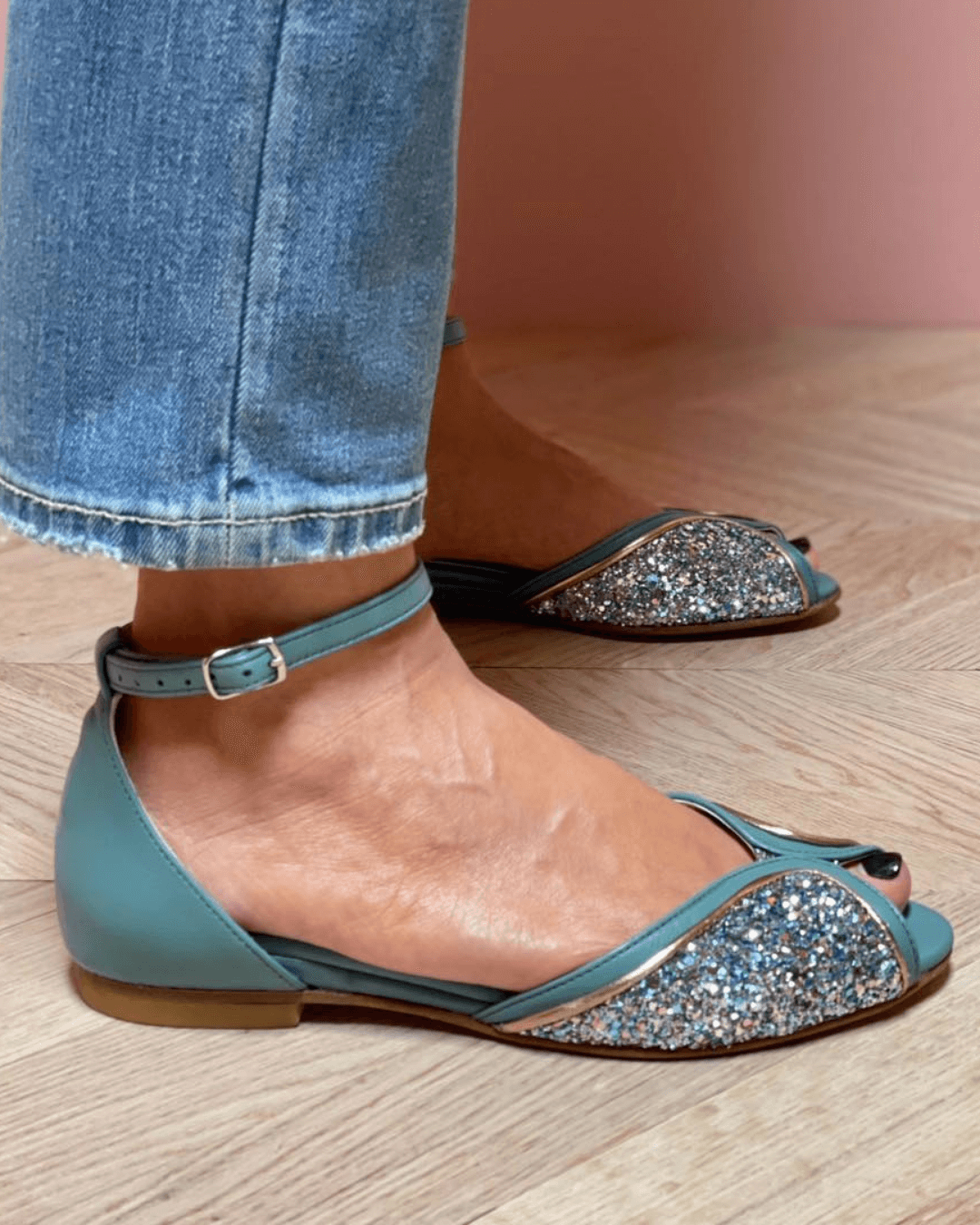 FLAT SANDAL WITH LUM